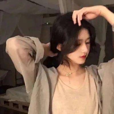 院子里的女人